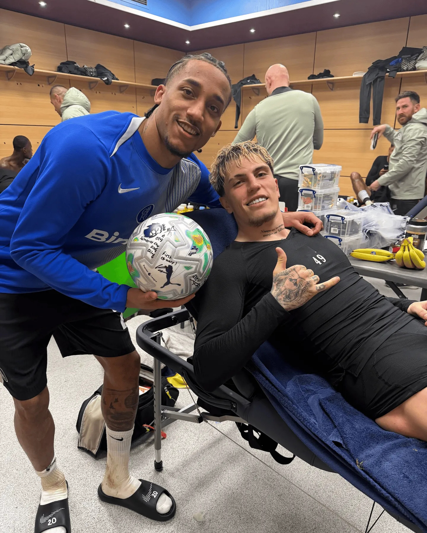 加纳乔社媒晒与若昂-佩德罗合影：多么棒的球队啊！