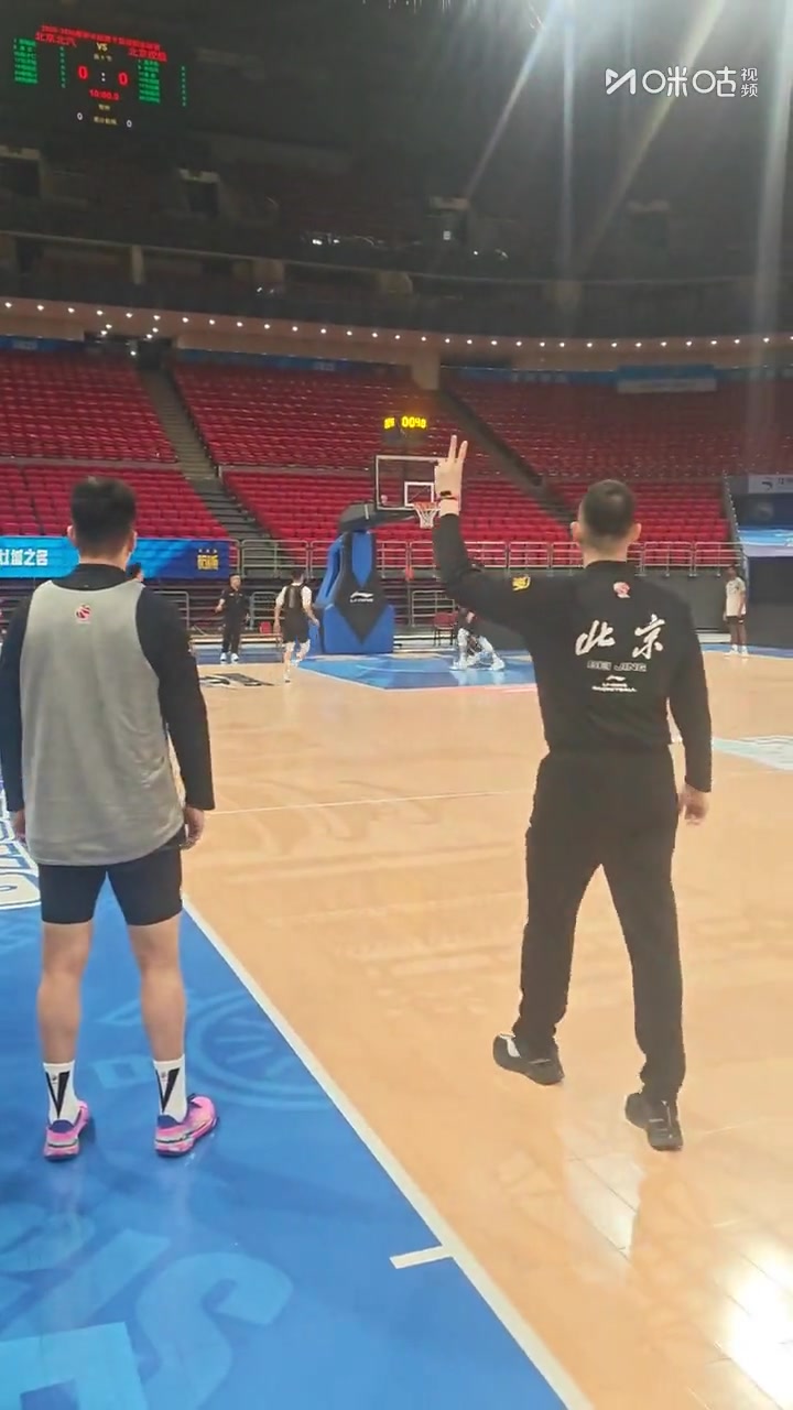 开云下载-北京男篮公开训练！新援麦基首次亮相 周琦赵睿火线回归