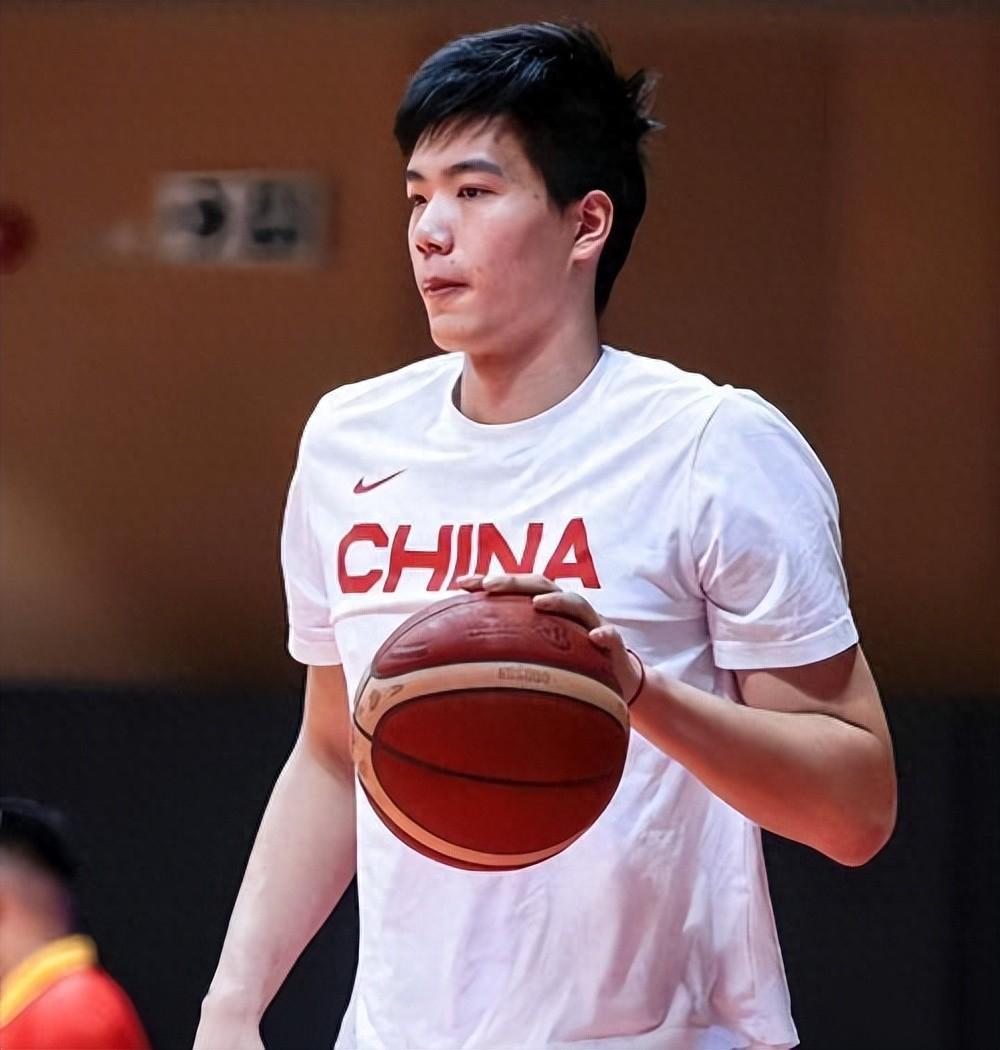 kaiyun-比张镇麟还差！中国男篮逆转夜最失意之人：失误被换下仅出场30秒