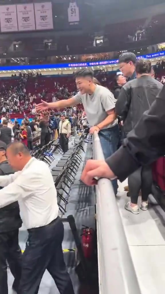 开云体育下载-记者：李添荣这起冲突和北京队没啥关系 就是现场安保的态度问题